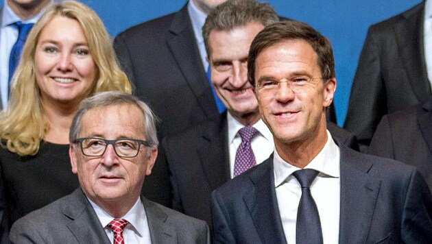 Der neue EU-Ratsvorsitzende Rutte (re.) und Kommissionschef Juncker wollen den Schengen-Raum retten. (Bild: APA/AFP/ANP/JERRY LAMPEN)