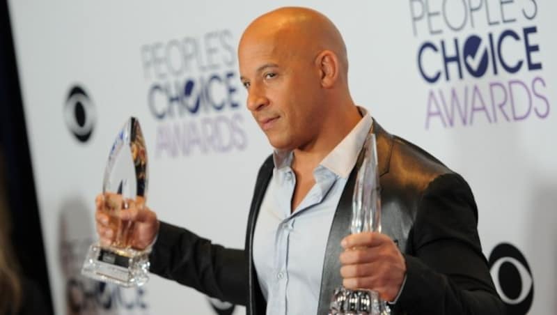 Vin Diesel mit den Trophäen, die er für "Fast and Furious 7" gewonnen hat (Bild: APA/AFP/ANGELA WEISS)