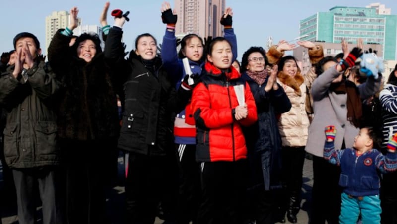 Bilder der staatlichen Nachrichtenagentur Nordkoreas zeigen "jubelndes Volk". (Bild: AP)