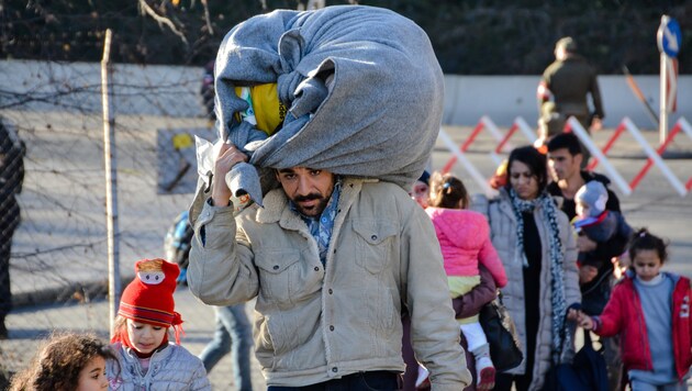 Tausend und mehr Flüchtlinge kommen tagtäglich nach Kufstein, bevor es weiter nach Deutschland geht. (Bild: www.hubertberger.com)