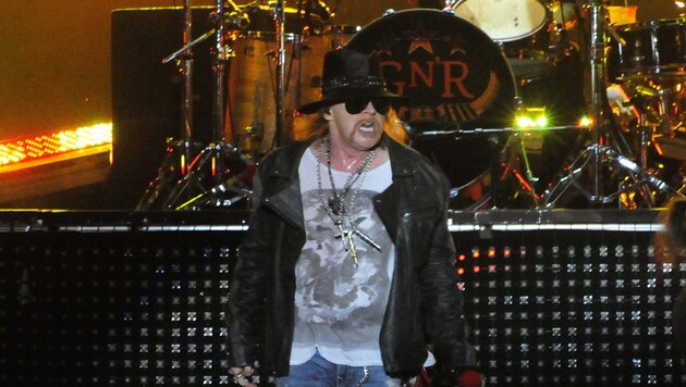 Sänger Axl Rose während eines Konzerts in Unterpremstätten 2012 (Bild: APA/Elmar Gubisch)