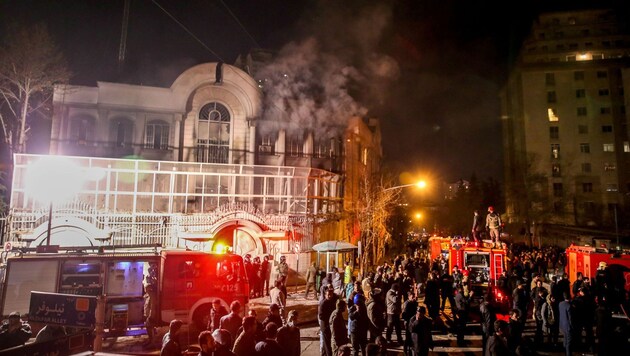 Iranische Demonstranten setzten bei wütenden Protesten die saudische Botschaft in Teheran in Brand. (Bild: APA/AFP/ISNA/MOHAMMADREZA NADIMI)