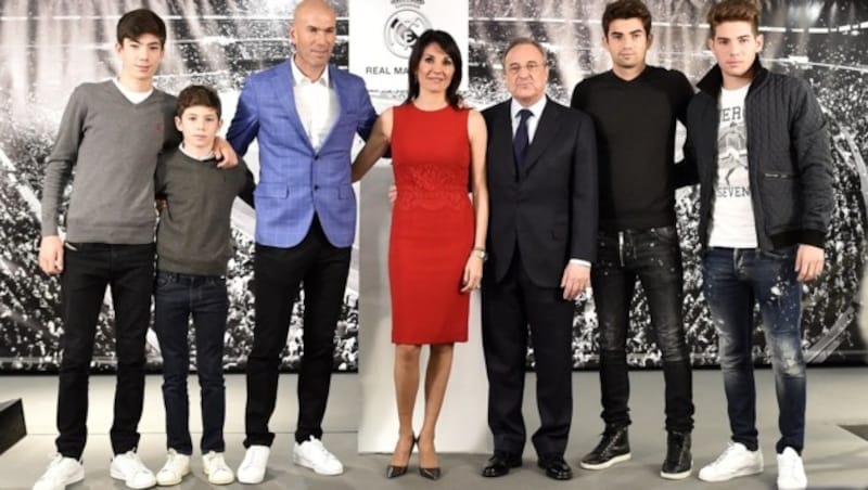 Zidane mit Gattin und seinen vier Söhnen â013 sowie Real-Präsident Perez (Bild: AFP)