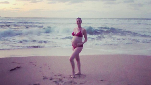 Anne Hathaway bestätigt mit diesem Bikini-Bild ihre Schwangerschaft. (Bild: instagram.com/annehathaway)