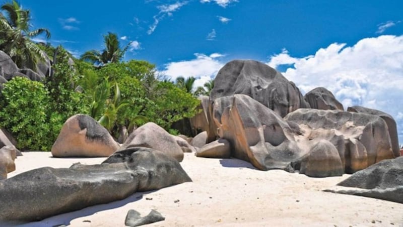 Bizarre rötliche Granitfelsen auf der Anse Lazio auf Praslin (Bild: Irene Kain)