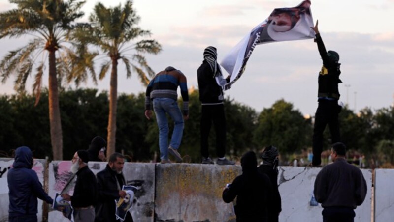 Maskierte Demonstranten in Bahrain (Bild: AP)