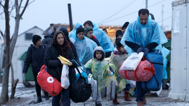 Trotz Wintereinbruchs hält der Flüchtlingsandrang entlang der Balkanroute (im Bild: Mazedonien)an. (Bild: AP)