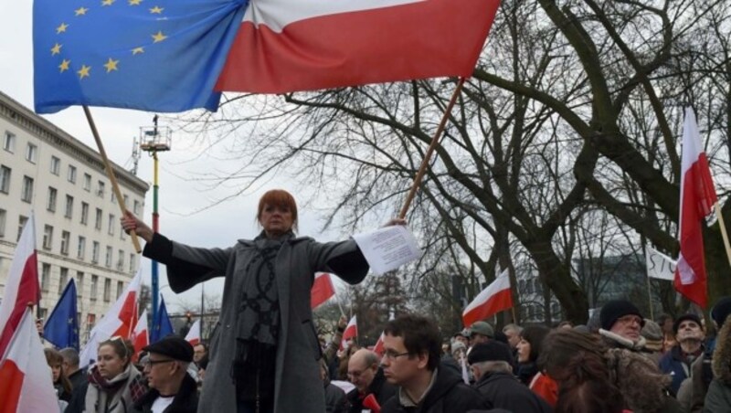 Demonstranten in Warschau riefen am Wochenende zum Widerstand gegen ein "rechtloses Polen" auf. (Bild: AFP/Janek Skarzynski)