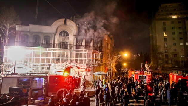 Die saudische Botschaft in Teheran wurde gestürmt und in Brand gesteckt. (Bild: AP)