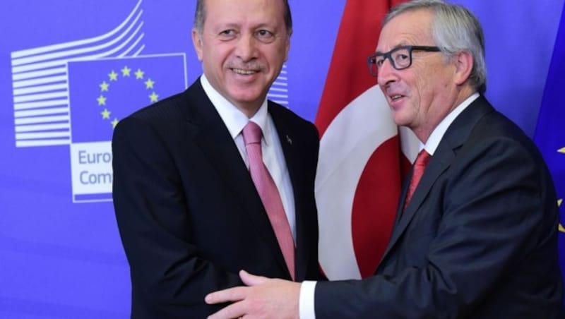 EU-Kommissionschef Jean-Claude Juncker hofiert in Sachen Flüchtlingskrise Erdogan. (Bild: APA/AFP/Ammanuel Dunnand)