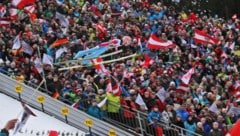 Ein rot-weiß-rotes Fahnenmeer erwartet die österreichischen Adler um Stefan Kraft. (Bild: Christof Birbaumer / Kronenzeitung)