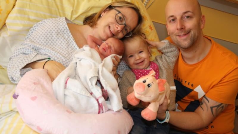 Kärntens Neujahrsbaby Valerie mit ihrer Familie (Bild: Uta Rojsek-Wiedergut)