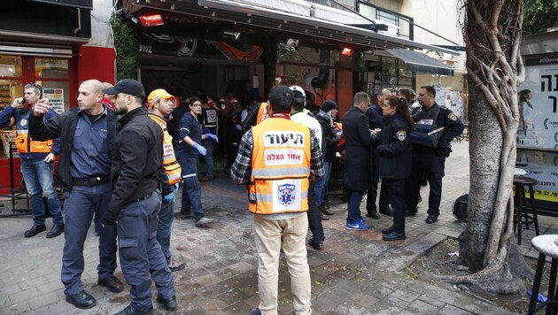 Polizei und Rettungskräfte vor der Bar, in der der Anschlag passierte. (Bild: APA/AFP/Jack Guez)