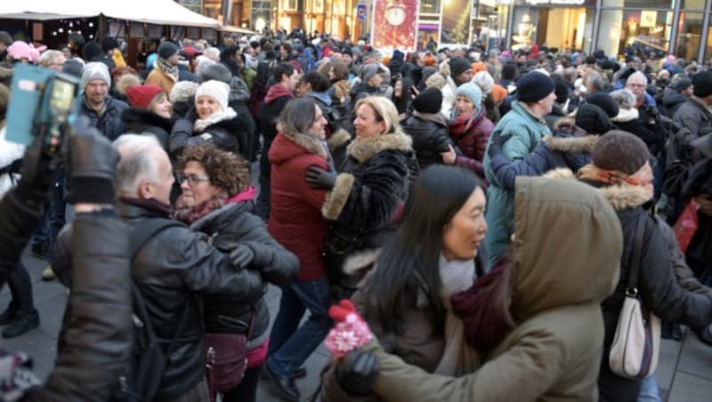 Einheimische und Touristen am Silvesterpfad in der Wiener City (Bild: APA/Hans Punz)