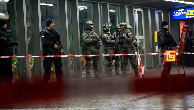Schwer bewaffnete Einsatzkräfte vor dem Hauptbahnhof München (Bild: EPA)