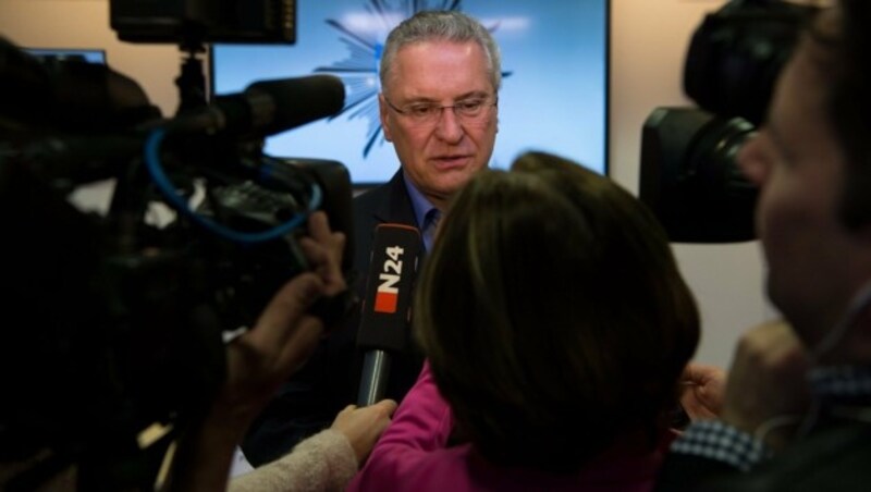 Bayerns Innenminister Joachim Herrmann bei der nächtlichen Pressekonferenz (Bild: APA/EPA/SVEN HOPPE)