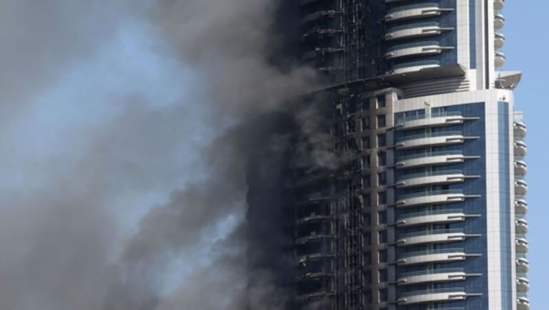 Das rauchende Hotel am Tag nach dem Brand (Bild: APA/AFP/Marwan Naamani)