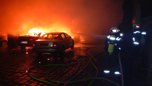 In Wien standen beim Eintreffen der Einsatzkräfte bereits mehrere Fahrzeuge in Vollbrand. (Bild: APA/MA 68 LICHTBILDSTELLE)