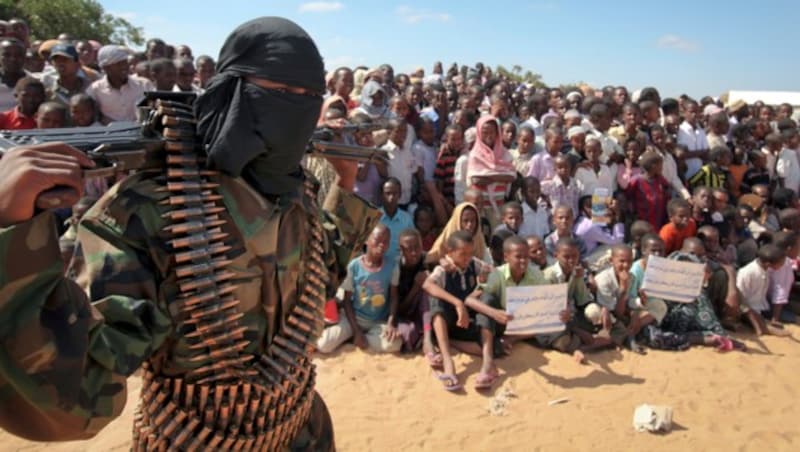 Ein Kämpfer der Al-Shabaab mit Geiseln (Bild: AP)