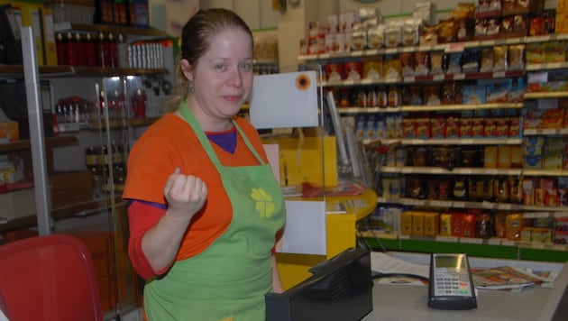 Die zierliche Angestellte wird groß gefeiert: Vicky (25) vertrieb Betrüger aus dem Supermarkt. (Bild: Josef Christelli)