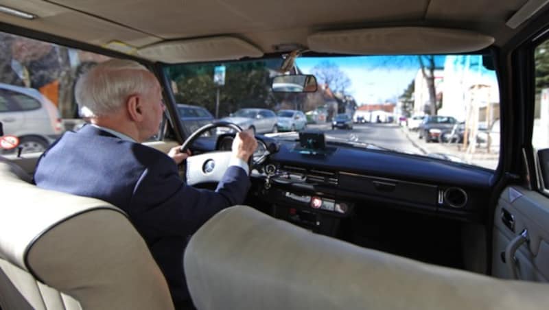 Die Taxler-Legende "Peppi" Strobl unterwegs im Mercedes, Baujahr 1974 (Bild: Gerhard Bartel)