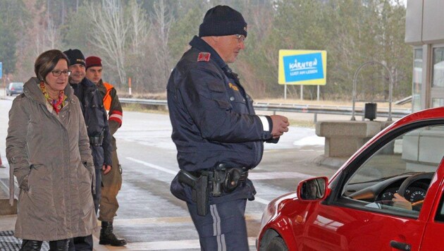 Innenministerin Mikl-Leitner war am Karawankentunnel bei den Grenzkontrollen der Polizei dabei (Bild: LPD)