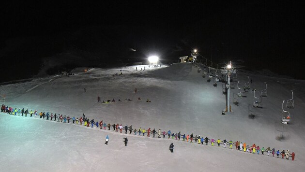 73 Wintersportler bildeten die Rekordkette. (Bild: APA/ROLAND SCHWARZ)
