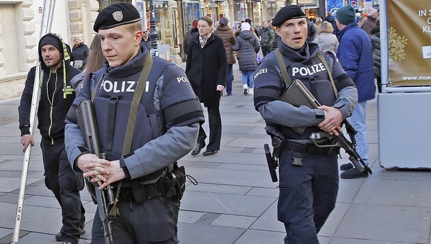 Schwer bewaffnete Polizisten bewachen die Wiener Innenstadt. (Bild: Martin A. Jöchl)