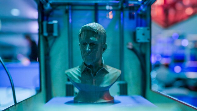 Ein Snowden aus dem 3D-Drucker: am CCC-Kongress nichts Ungewöhnliches. (Bild: APA/dpa/Axel Heimken)