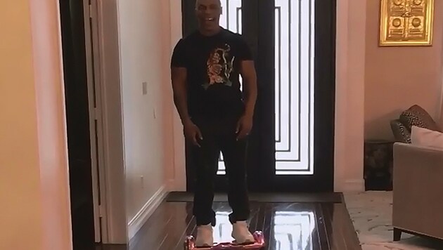 Mike Tyson probiert das Hoverboard seiner Tochter aus - und fliegt damit auf die Nase. (Bild: instagram.com/miketyson)