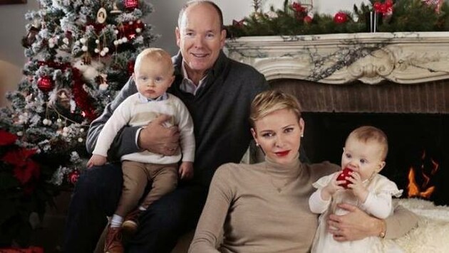 Mit einem weihnachtlichen Familienbild wünschen Fürst Albert II. und Charlene ein frohes Fest. (Bild: Palais Princier de Monaco - Prince's Palace of Monaco)