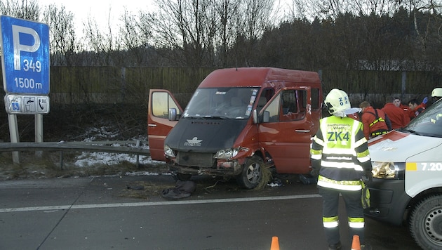 Für den Lenker des Kleinbusses kam jede Hilfe zu spät. (Bild: HFW Villach/KK)