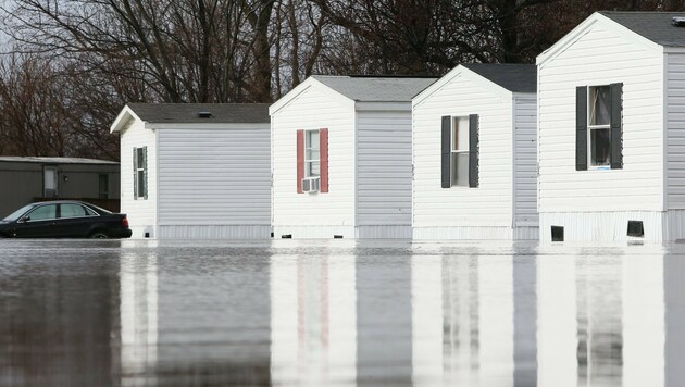 Überflutete Häuser in Pontoon Beach (Illinois) (Bild: AP)