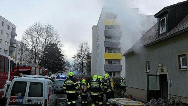 Dichter Rauch drang aus dem Gebäude in Leoben. (Bild: APA/FF LEOBEN-STADT)