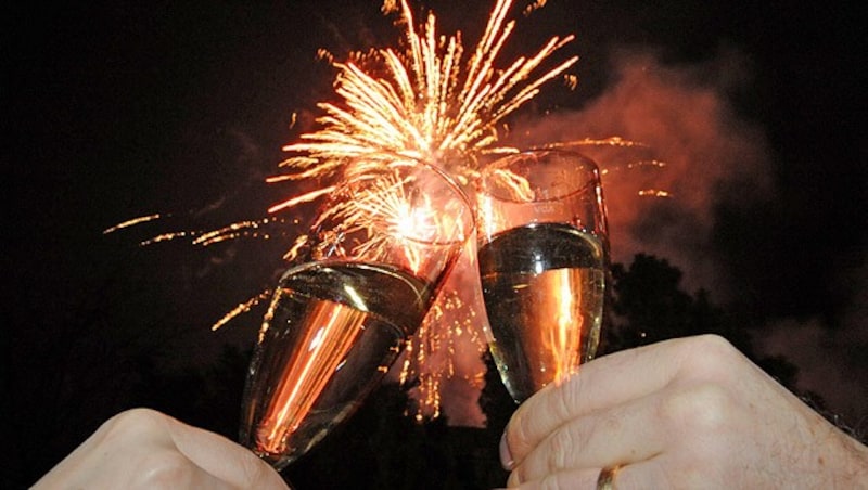 Die Sperrstunde in der Gastronomie wird ab 27. Dezember sogar auf 22 Uhr. "Das ist leider nicht das Jahr für Silvesterpartys - leider", meinte Kogler. (Bild: dpa/Patrick Seeger (Symbolbild))