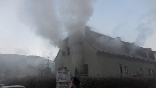 Ein defekter Akku löste in Leoben einen Brand aus: Zwei Frauen wurden ins Krankenhaus gebracht (Bild: FF Leoben Stadt)
