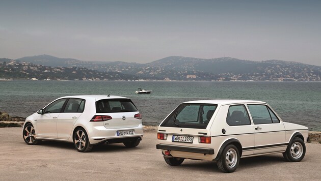 Volkswagen Golf GTI Generationentreffen, rechts Generation 1, links aktuelle Generation (Bild: Volkswagen)