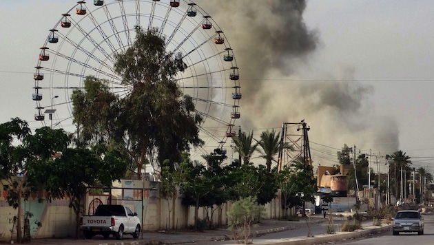 Riesige Rauchsäulen über der Stadt Ramadi (Bild: AP)