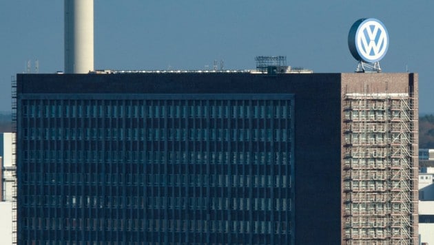 Die seit Monaten eingerüstete VW-Zentrale in Wolfsburg wurde zum Sinnbild der Krise. (Bild: APA/dpa/Julian Stratenschulte)