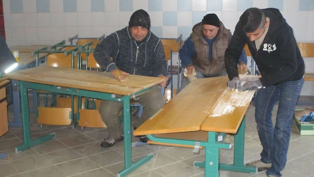 Asylwerber halfen, die alten Tische und Stühle wieder auf Vordermann zu bringen. (Bild: Hecher)