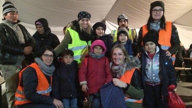 Flachgauer Mütter brachten 650 Weihnachtssäckchen mit Geschenken zu Flüchtlingskindern. (Bild: Eigenbild Hilfsaktion)