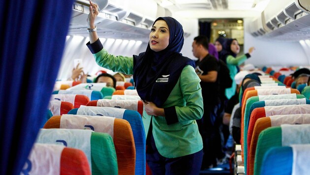 Die Flugbegleiterinnen der malaysischen Fluglinie Rayani Air müssen ein Kopftuch tragen. (Bild: AP)