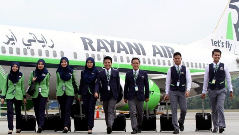 Die Crew der malaysischen Fluglinie Rayani Air (Bild: APA/EPA/AFIQ RAZALI)