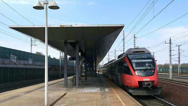Am Linzer Bahnhof Ebelsberg kam es zu dem schrecklichen Unfall. (Bild: APA/FOTOKERSCHI.AT/WERNER KERSCHBAUMMAYR)