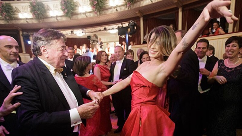 Elisabetta Canalis schwang mit Richard Lugner das Tanzbein. (Bild: APA/GEORG HOCHMUTH)