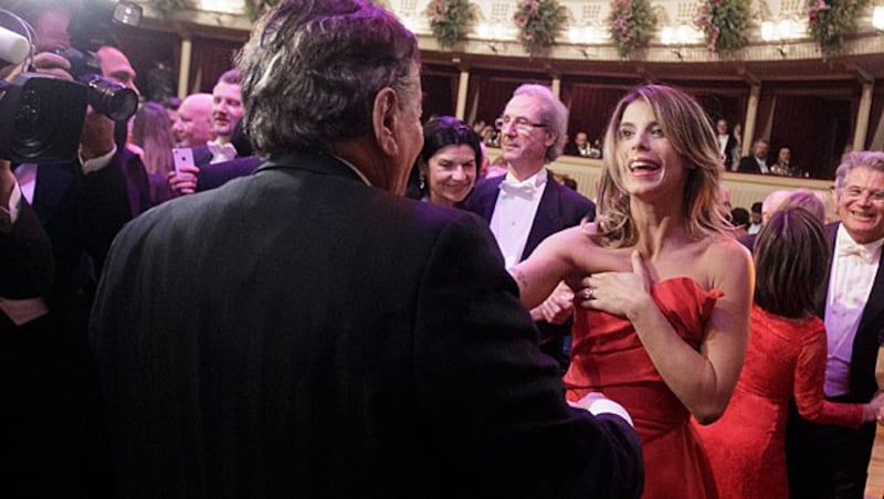 Elisabetta Canalis sorgte vor neun Jahren mit ihrem Busenblitzer für ein kleines Opernball-Skandälchen. (Bild: APA/GEORG HOCHMUTH)