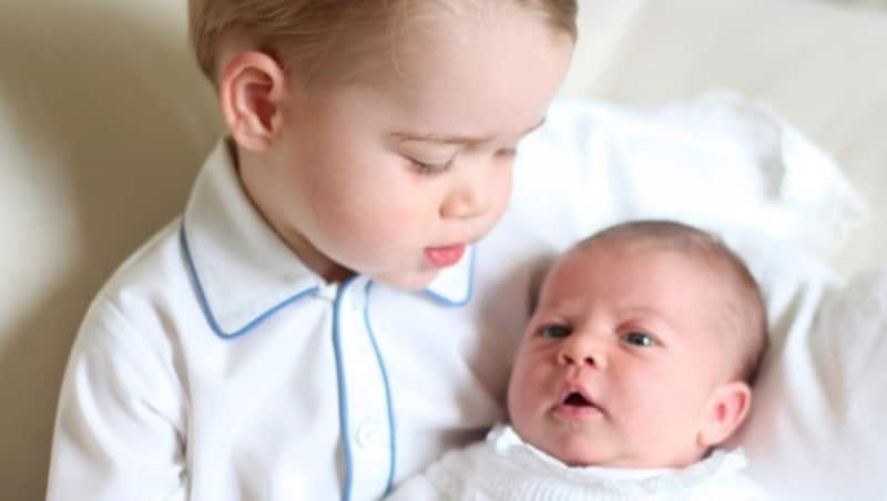 Prinz George mit seiner Schwester Charlotte (Bild: APA/EPA/DUCHESS OF CAMBRIDGE/HANDOUT)