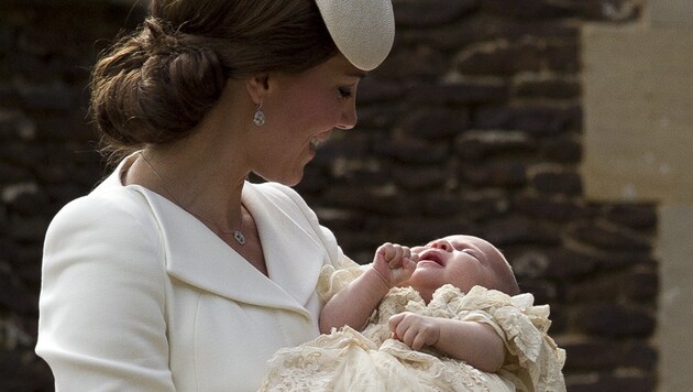 Herzogin Kate mit ihrer Tochter Charlotte (Bild: AP)