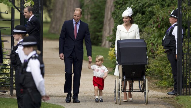 Prinz William, Herzogin Kate mit Söhnchen George und Prinzessin Charlotte am Weg zur Taufe (Bild: AP)