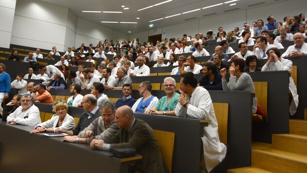 Viele Bundes- und Landesärzte nahmen gestern an der Versammlung in der Klinik Innsbruck teil. (Bild: FISCHER ANDREAS)